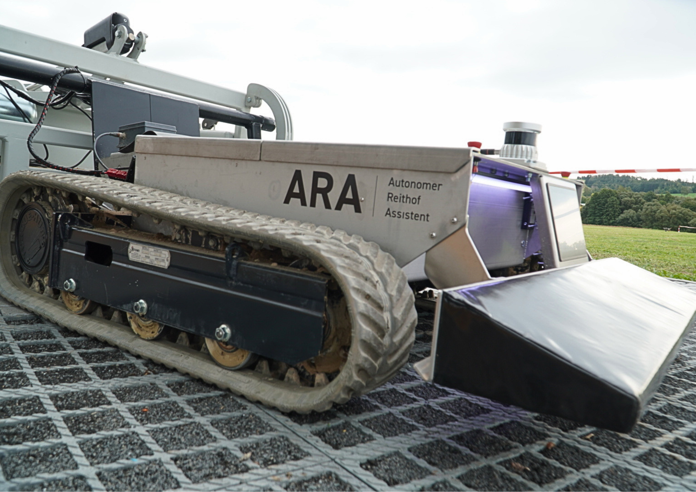 FARM-SERVANT® ROCKY – autonomes System für die Paddockreinigung