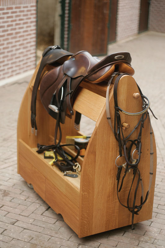 Sattelwagen aus Holz als Stallzubehör bestellen! Sattelwagen aus Holz in Benutzung im Stall